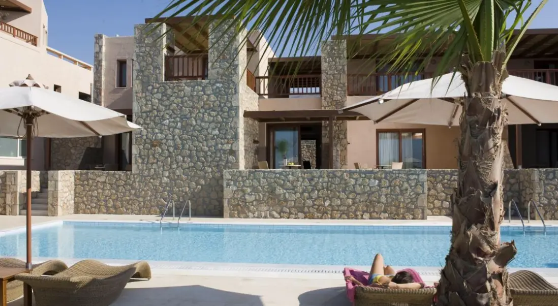 Basen w hotelu Ikaros Beach Resort & Spa