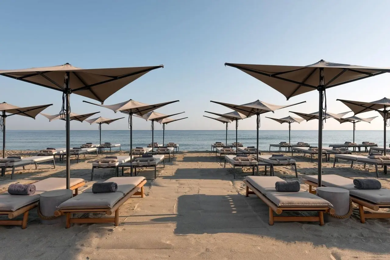 Plaża przy hotelu Ikones Seafront Luxury Suites