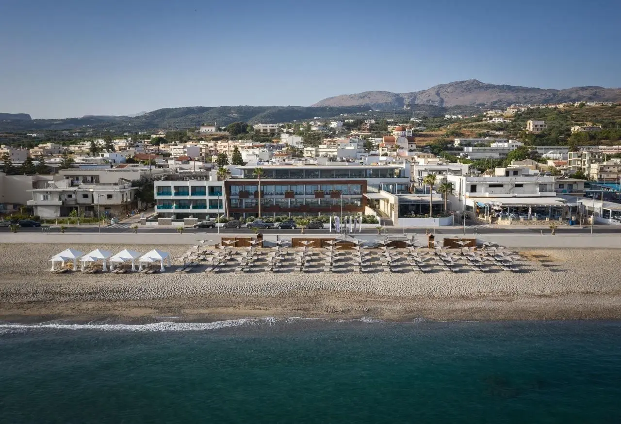 Plaża przy hotelu Ikones Seafront Luxury Suites