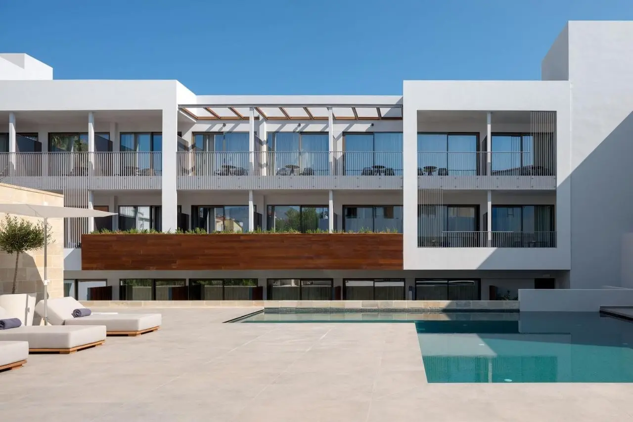 Basen w hotelu Ikones Seafront Luxury Suites