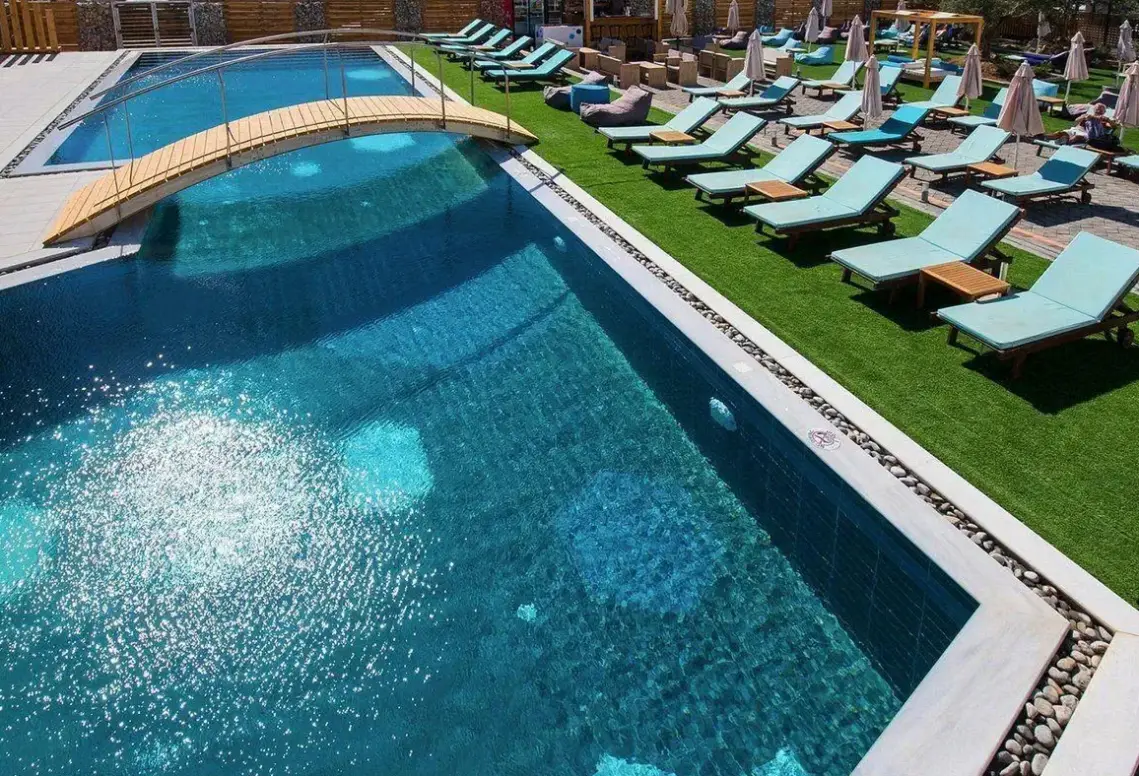Basen w hotelu Infinity Blue Boutique Hotel & Spa