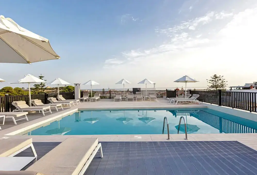Basen w hotelu Jo-An Palace