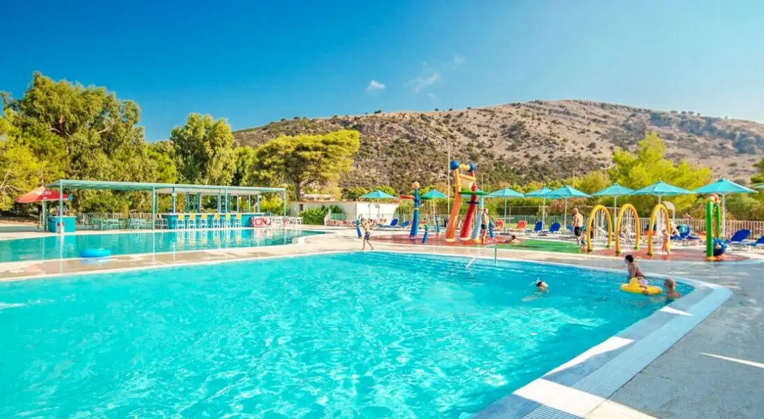 Basen w hotelu Kalogria Beach Resort