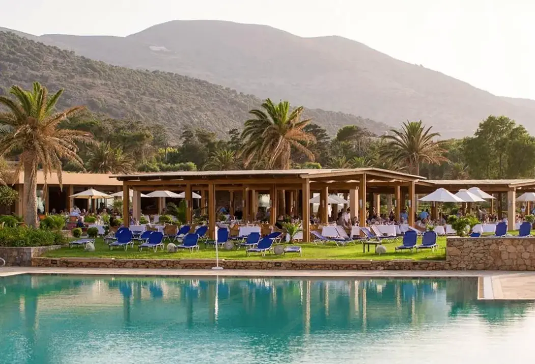 Basen w hotelu Kernos Beach