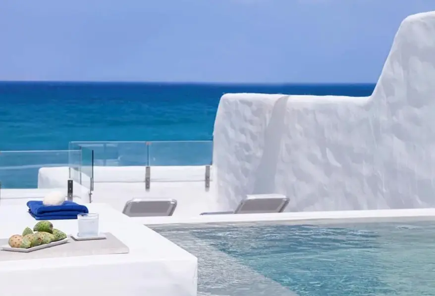 Basen w hotelu Knossos Beach