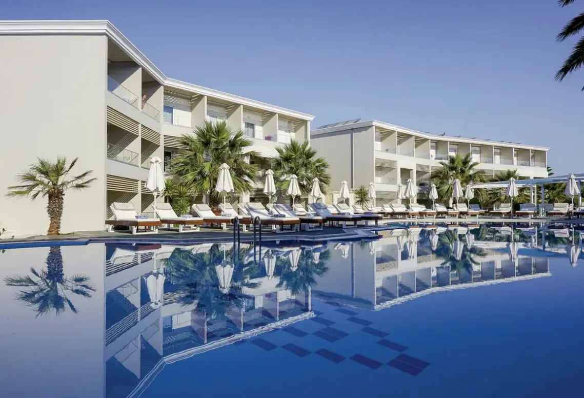 Basen w hotelu Knossos Beach