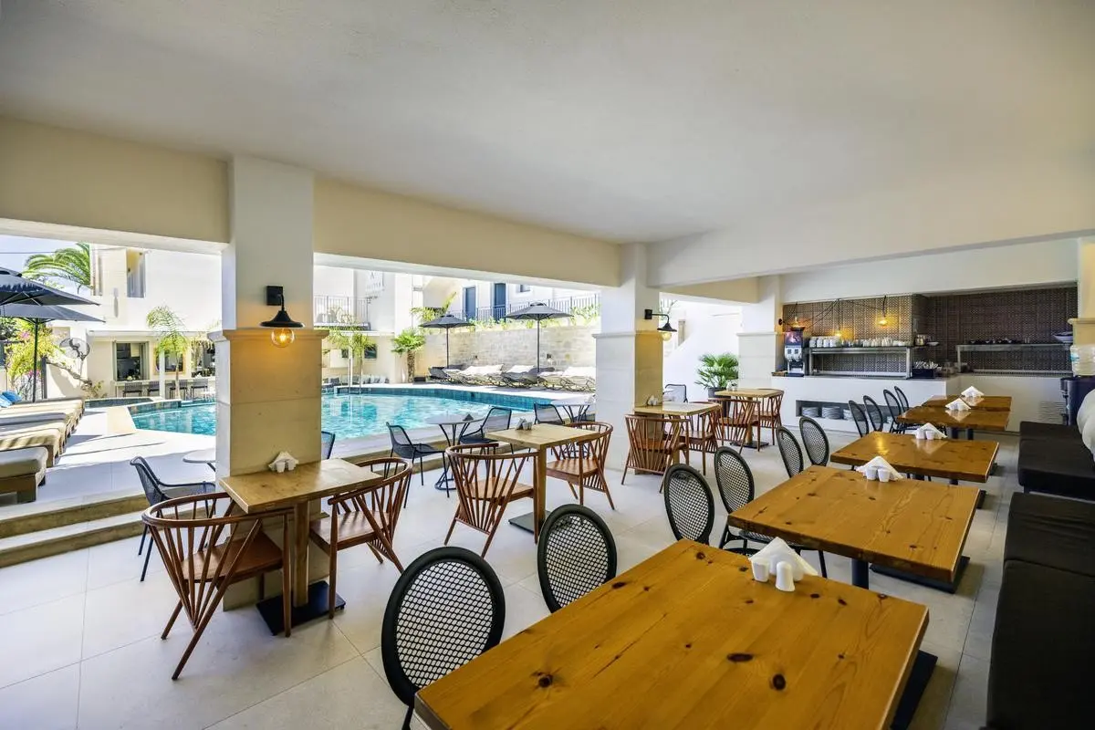 Restauracja i jedzenie w hotelu La Stella Suites