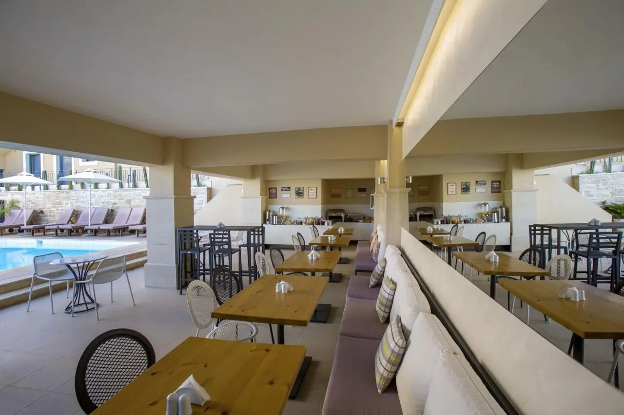 Restauracja i jedzenie w hotelu La Stella Suites