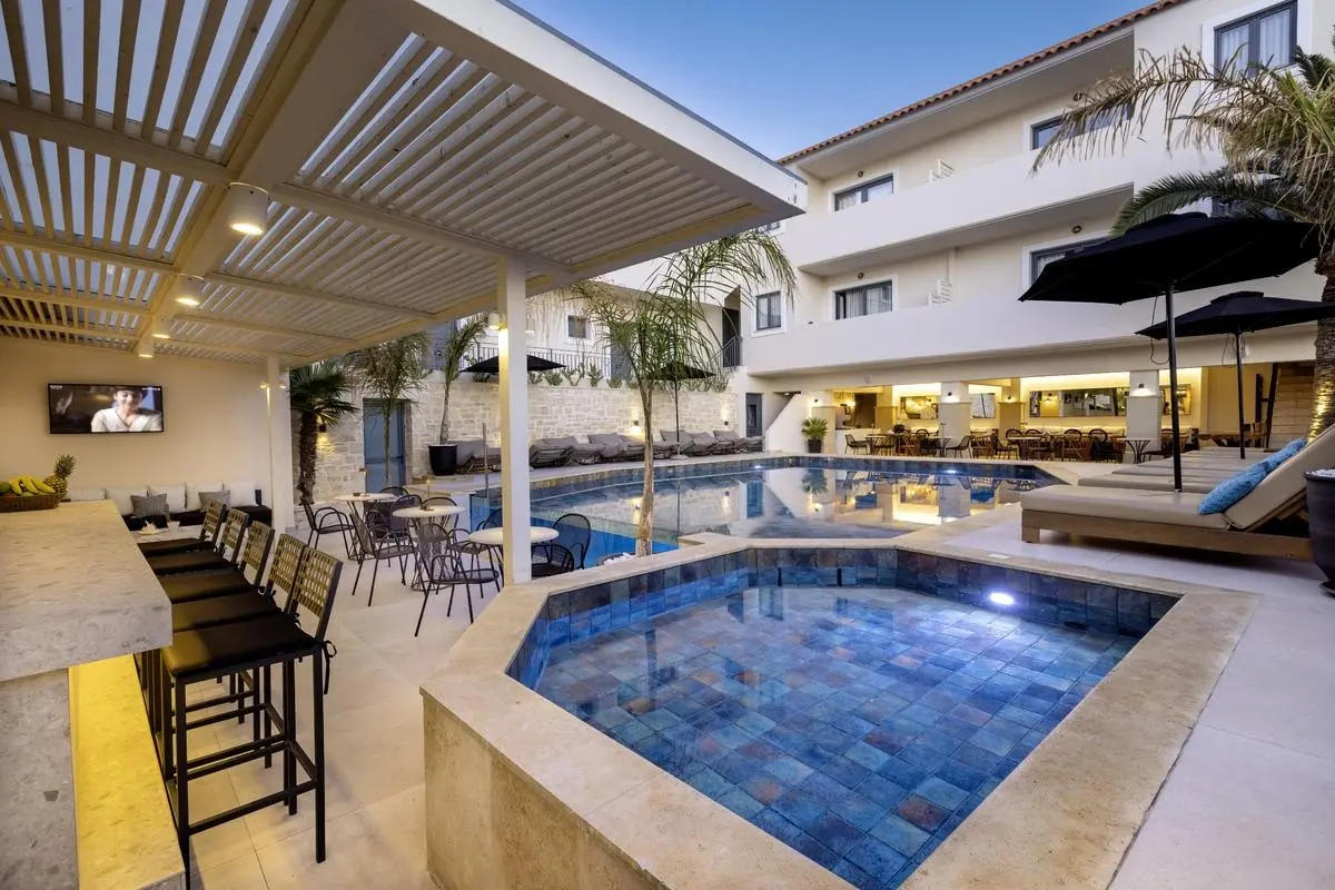 Basen w hotelu La Stella Suites