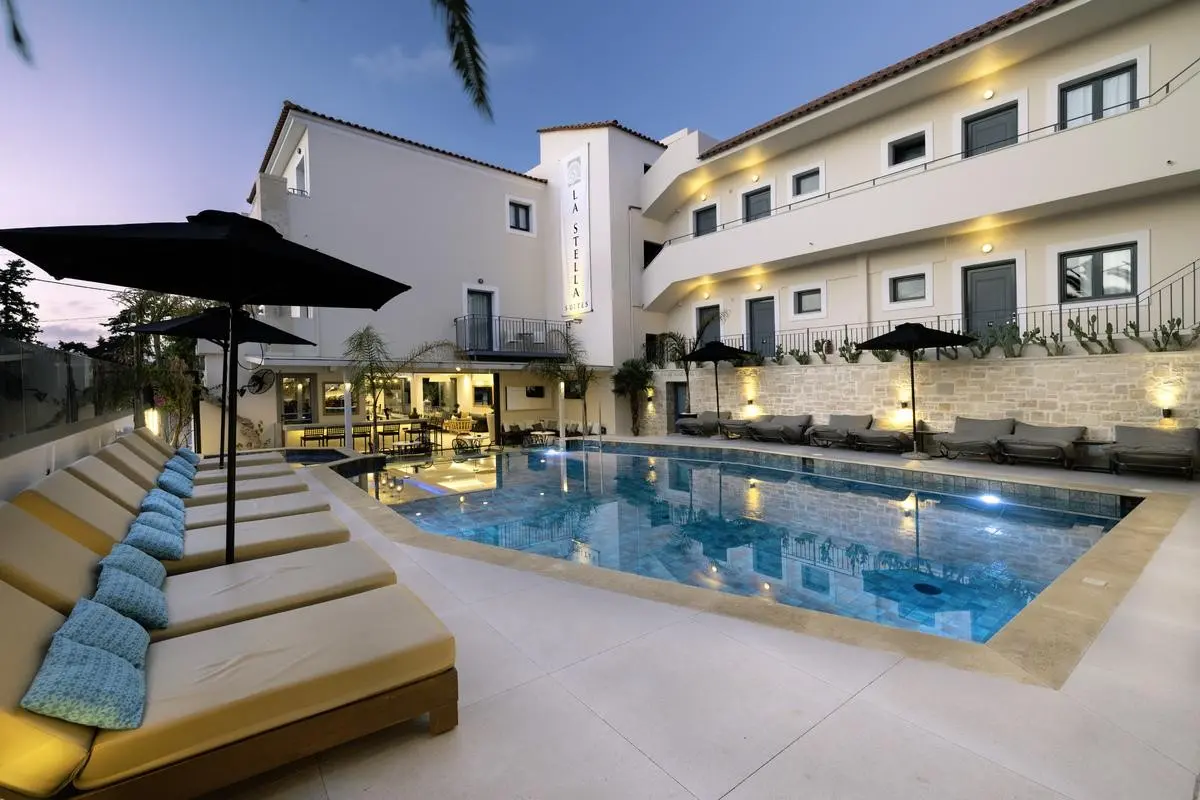 Basen w hotelu La Stella Suites