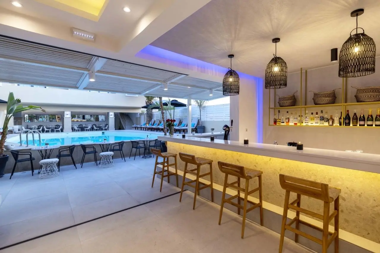 Restauracja i jedzenie w hotelu La Stella Suites