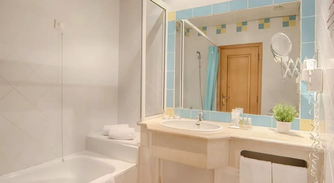 Łazienka w pokoju hotelu Luna Miramar
