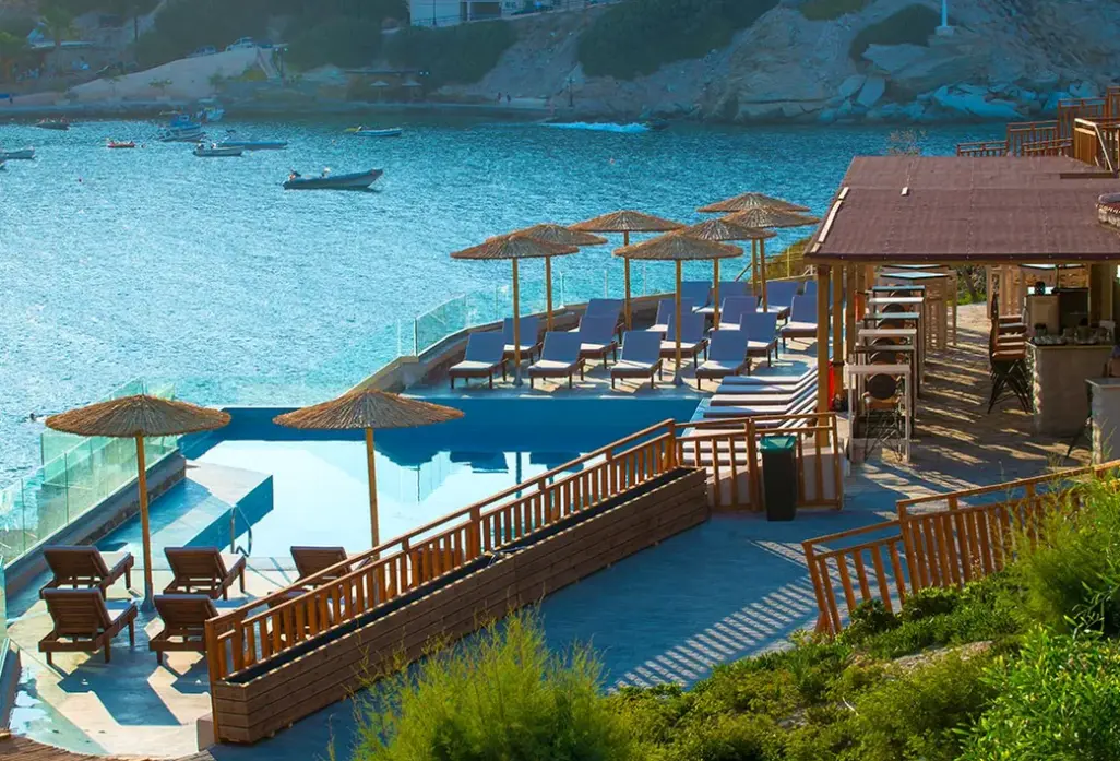 Basen w hotelu Lygaria Beach Hotel