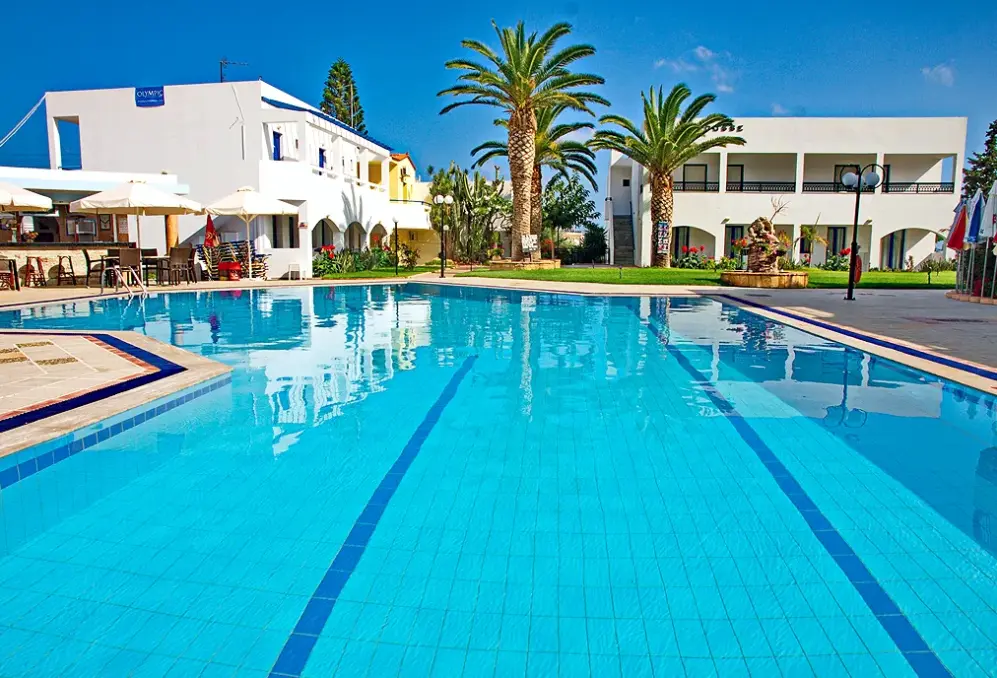Basen w hotelu Maria Rousse