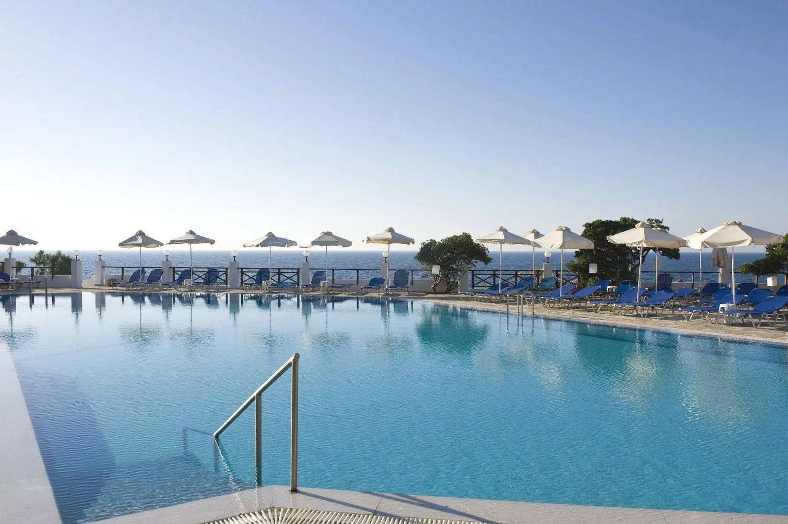 Hotel Maritimo Beach Hotel