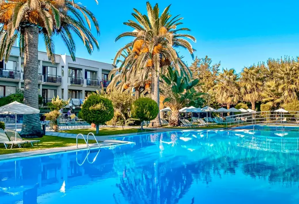 Basen w hotelu May Beach