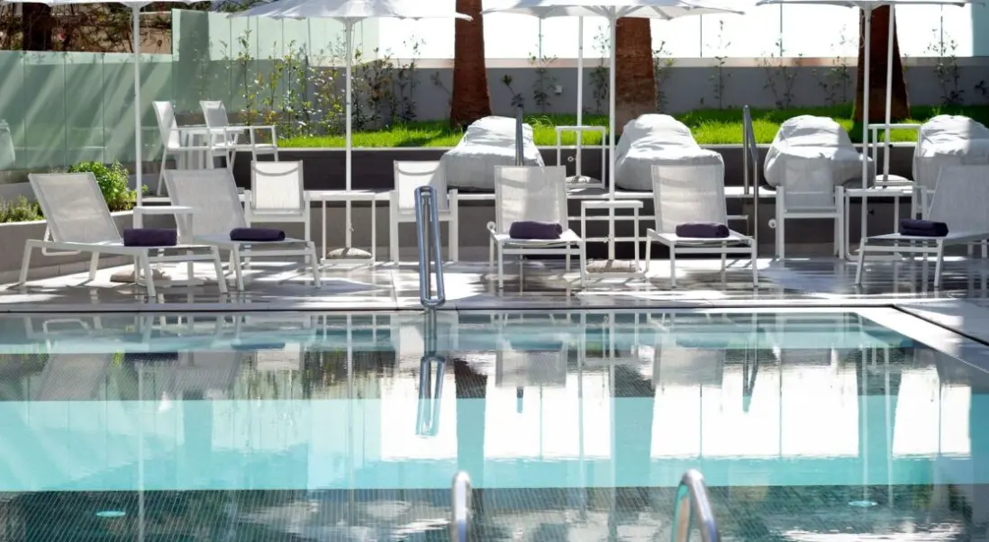 Basen w hotelu Melrose by Mage Hotels