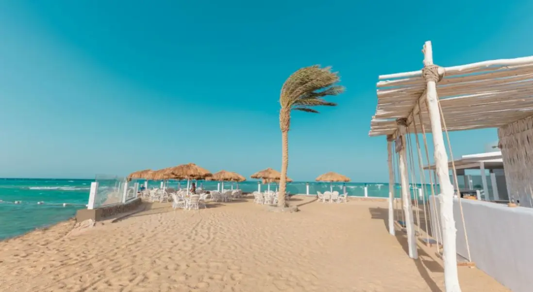 Plaża przy hotelu Meraki Resort