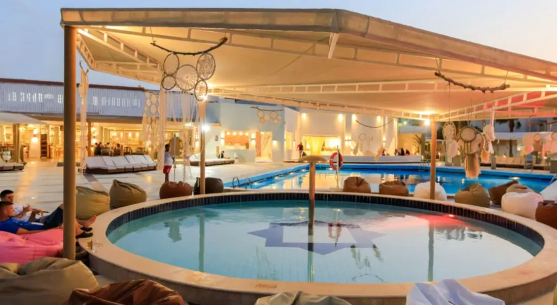 Basen w hotelu Meraki Resort
