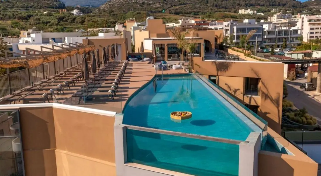 Basen w hotelu Minos Ambassador Suite Hotel & Spa