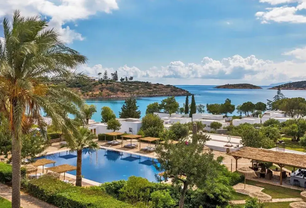 Basen w hotelu Minos Beach Art Hotel