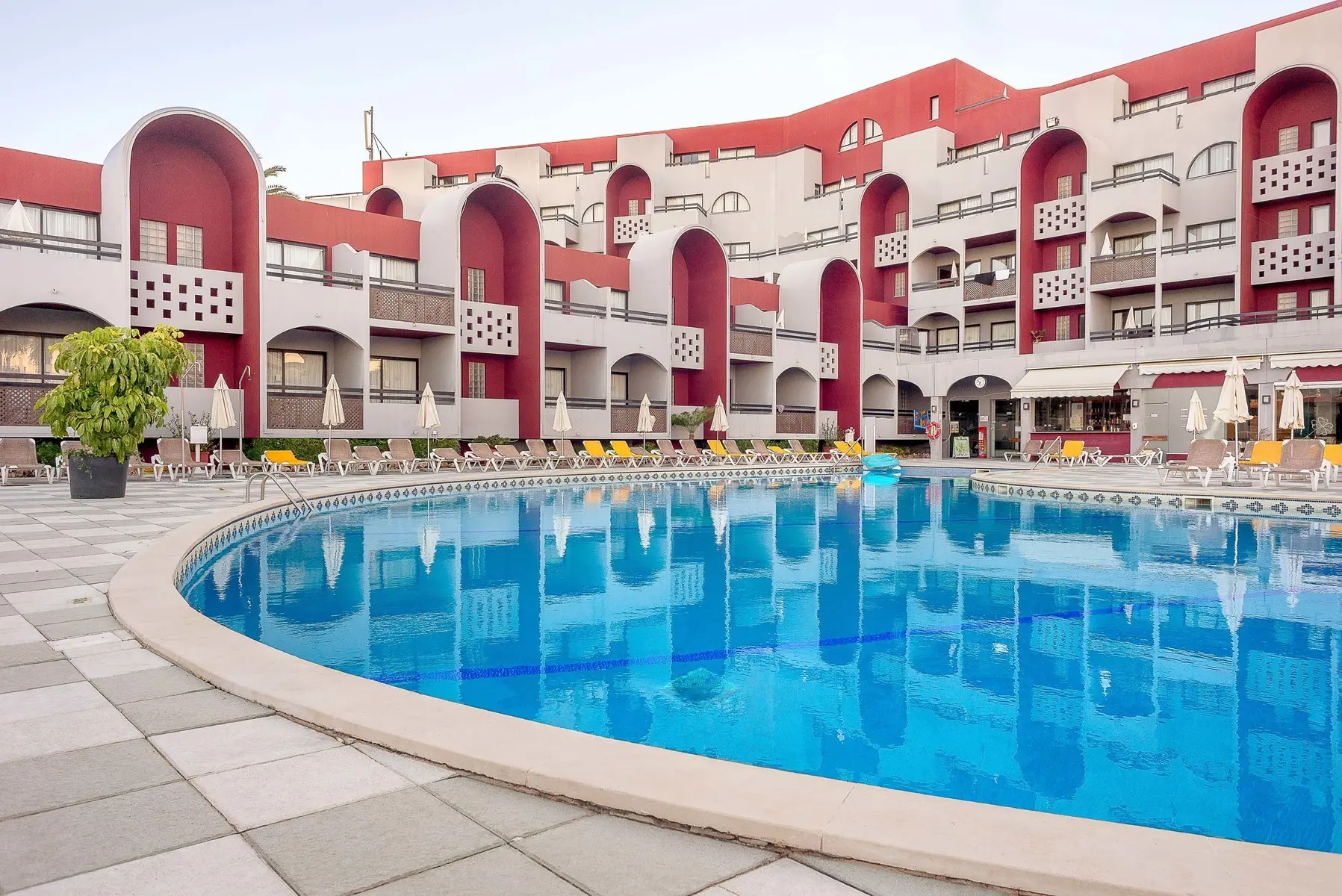 Basen w hotelu Muthu Oura Praia