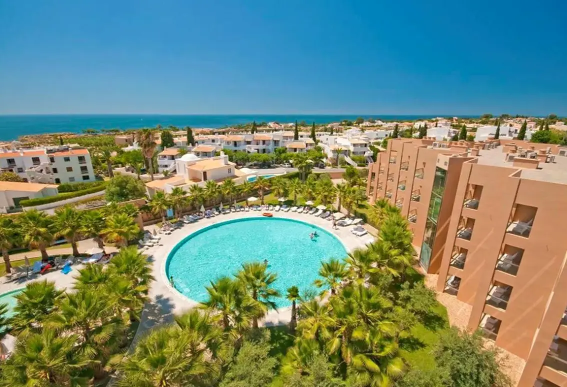 Basen w hotelu Nau Sao Rafael Suites