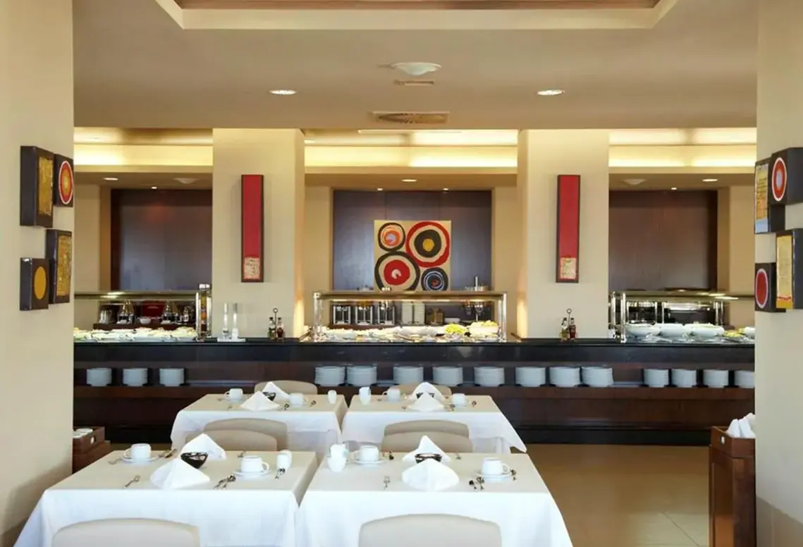 Restauracja i jedzenie w hotelu Nau Sao Rafael Suites