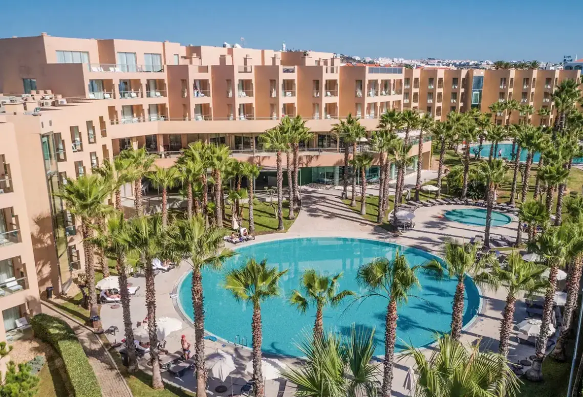 Basen w hotelu Nau Sao Rafael Suites