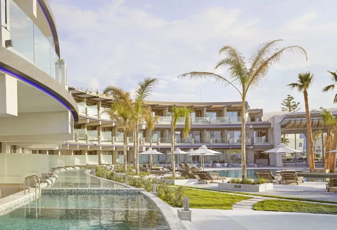 Basen w hotelu Nautilux Rethymno by Mage Hotel