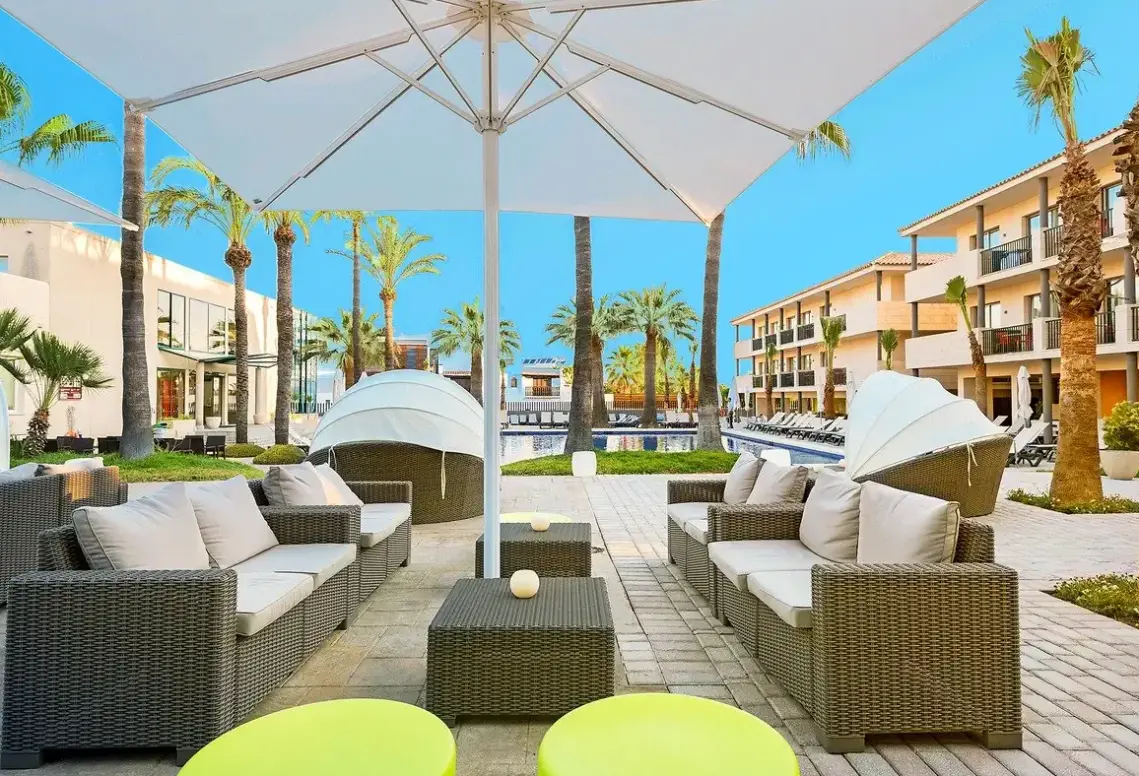 Basen w hotelu Occidental Ibiza