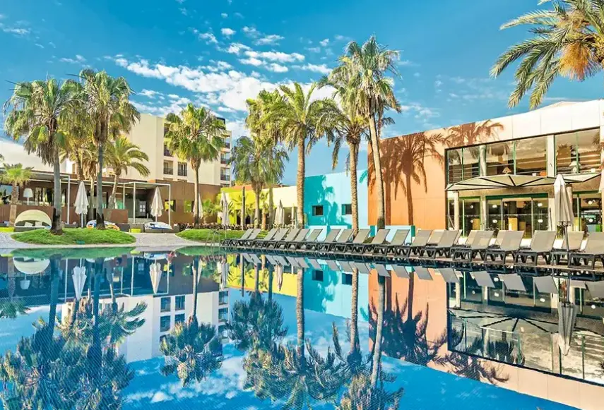 Basen w hotelu Occidental Ibiza