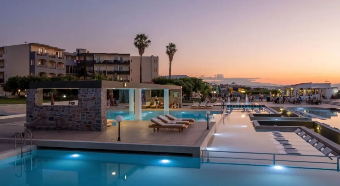 Basen w hotelu Ocean Heights View Hotel
