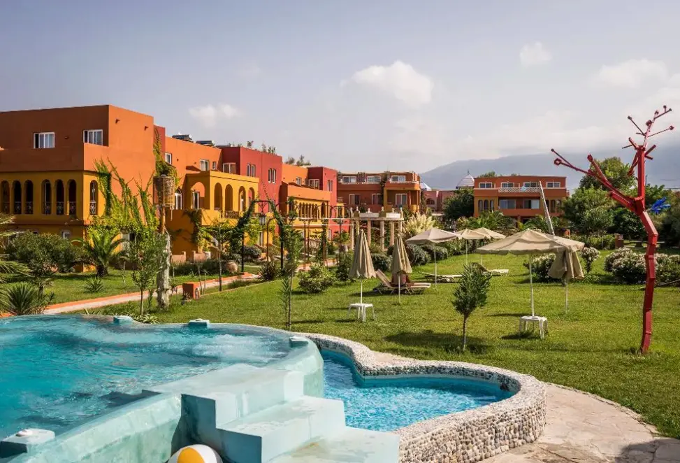 Basen w hotelu Orpheas Resort