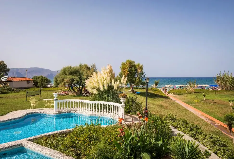 Basen w hotelu Orpheas Resort