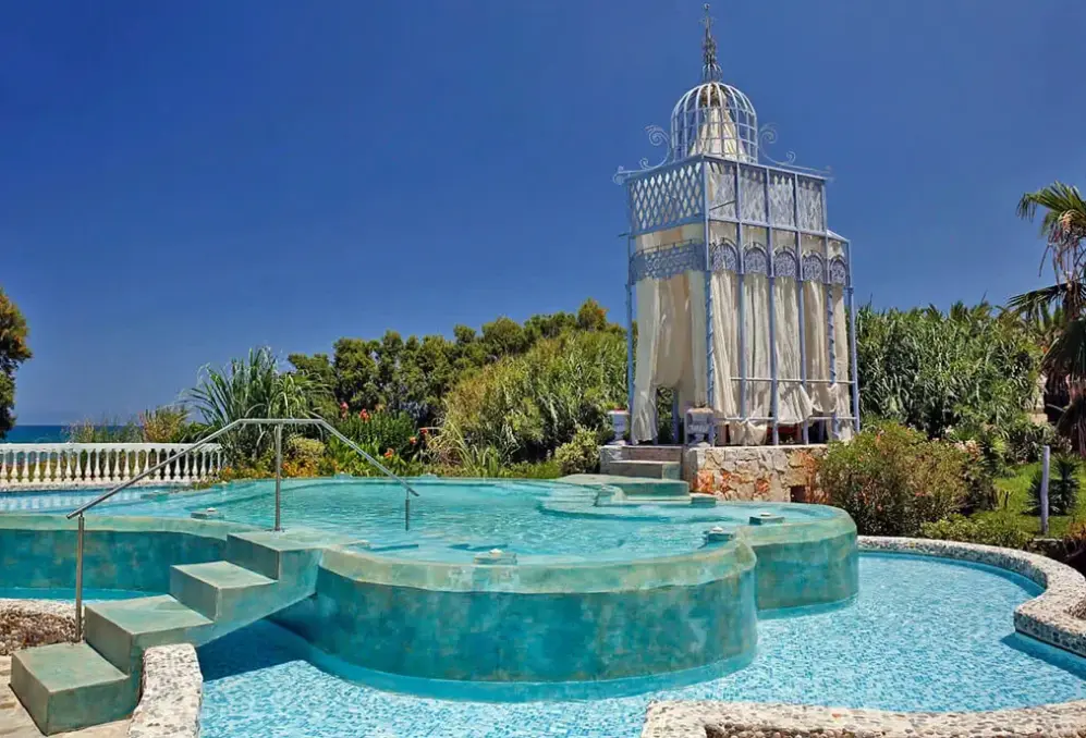 Basen w hotelu Orpheas Resort