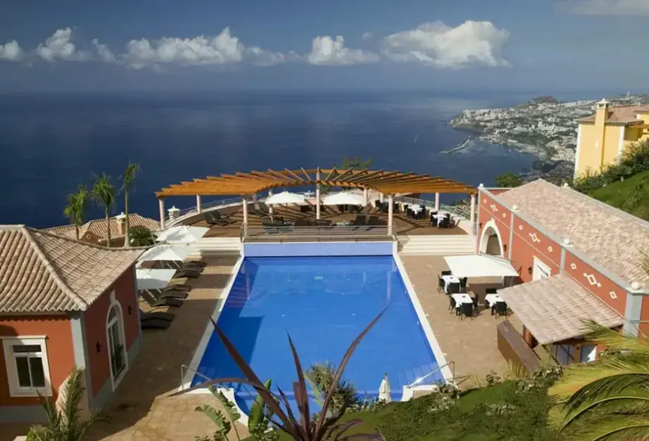 Basen w hotelu Palheiro Village