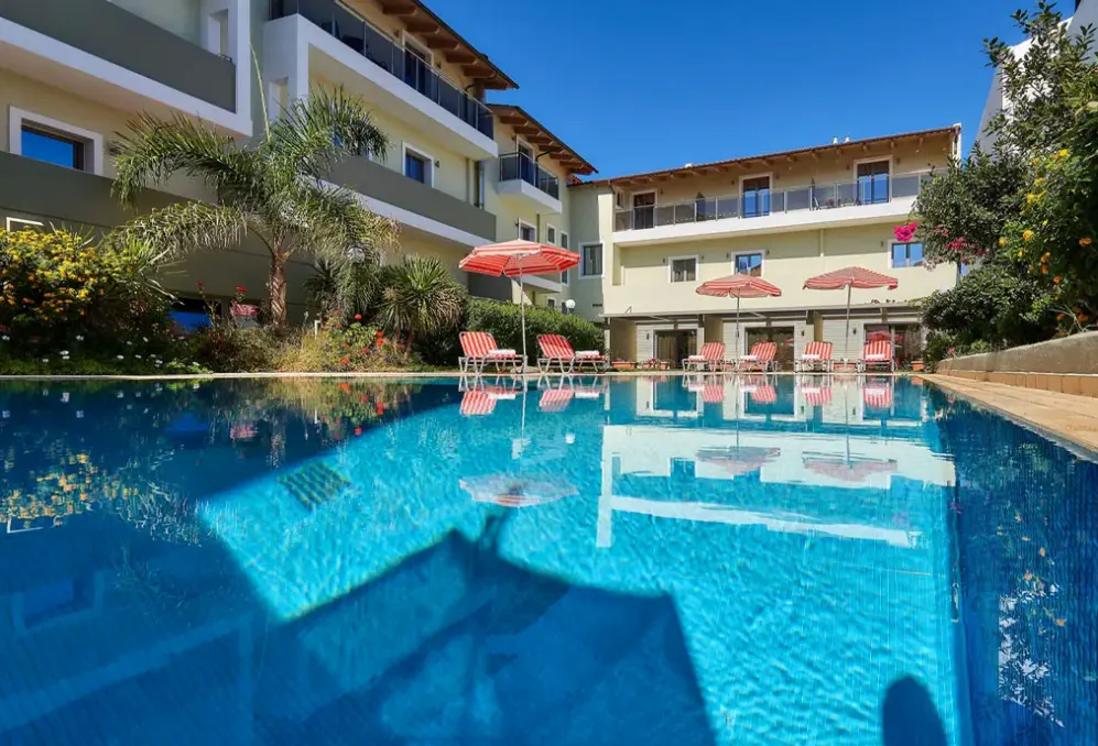 Basen w hotelu Panormo Beach