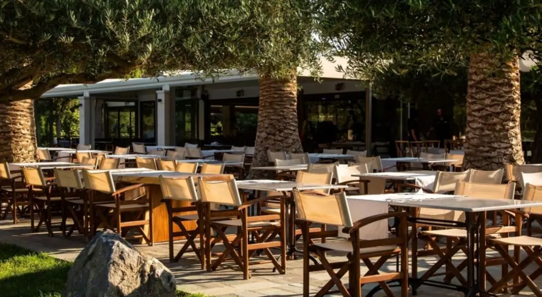 Restauracja i jedzenie w hotelu Paralos Irini Mare