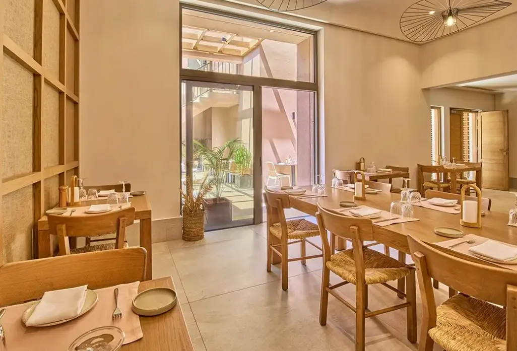 Restauracja i jedzenie w hotelu Paralos Venus Suites