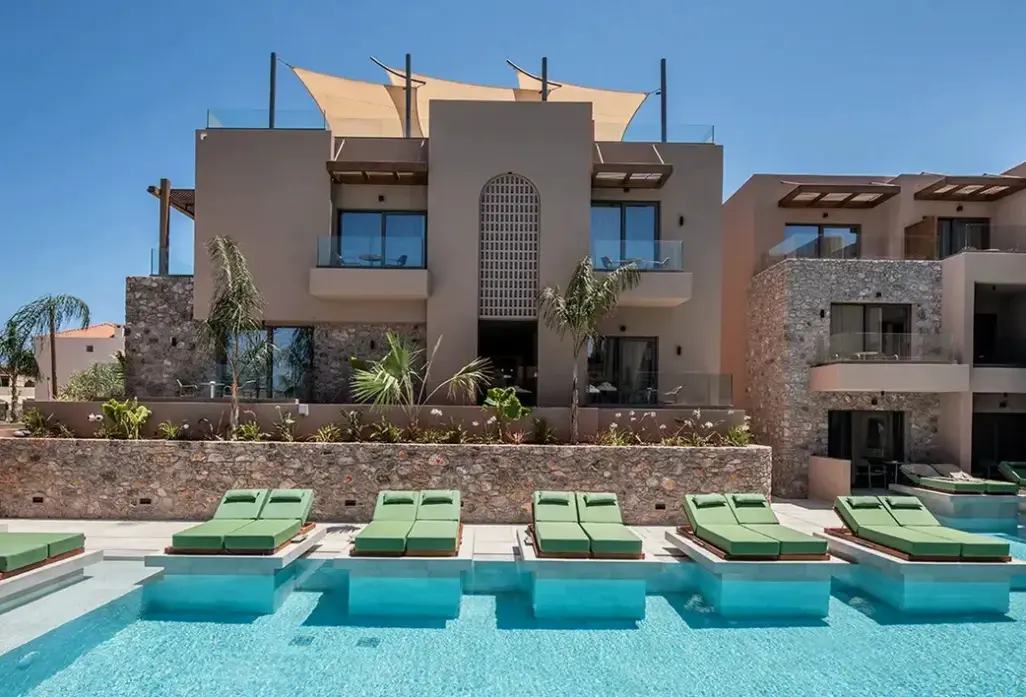 Basen w hotelu Paralos Venus Suites