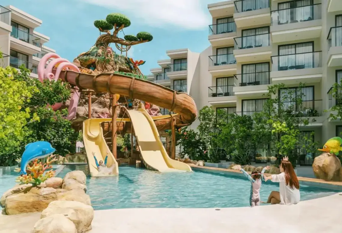 Basen w hotelu Phuket Emerald Beach Resort