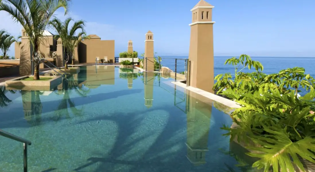 Basen w hotelu Playa Calera