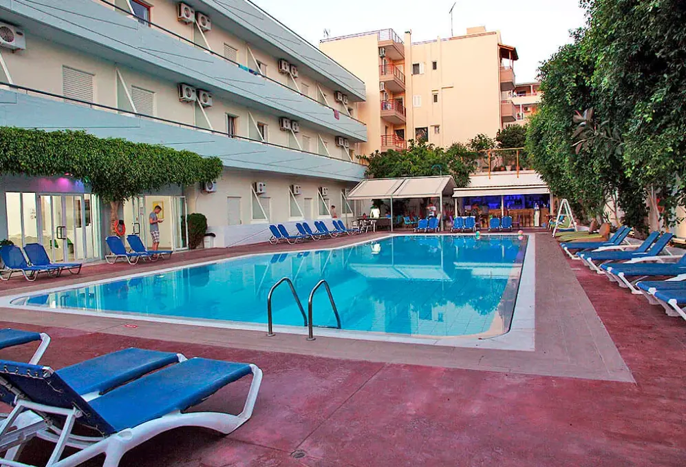 Basen w hotelu Porto Plazza