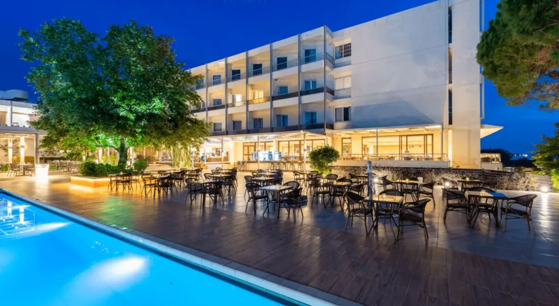 Basen w hotelu Porto Rio