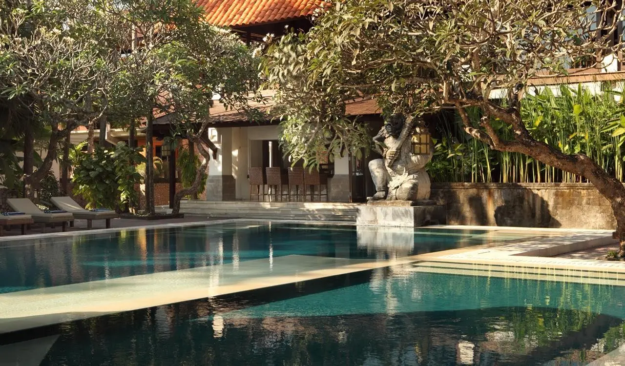 Basen w hotelu Puri Santrian
