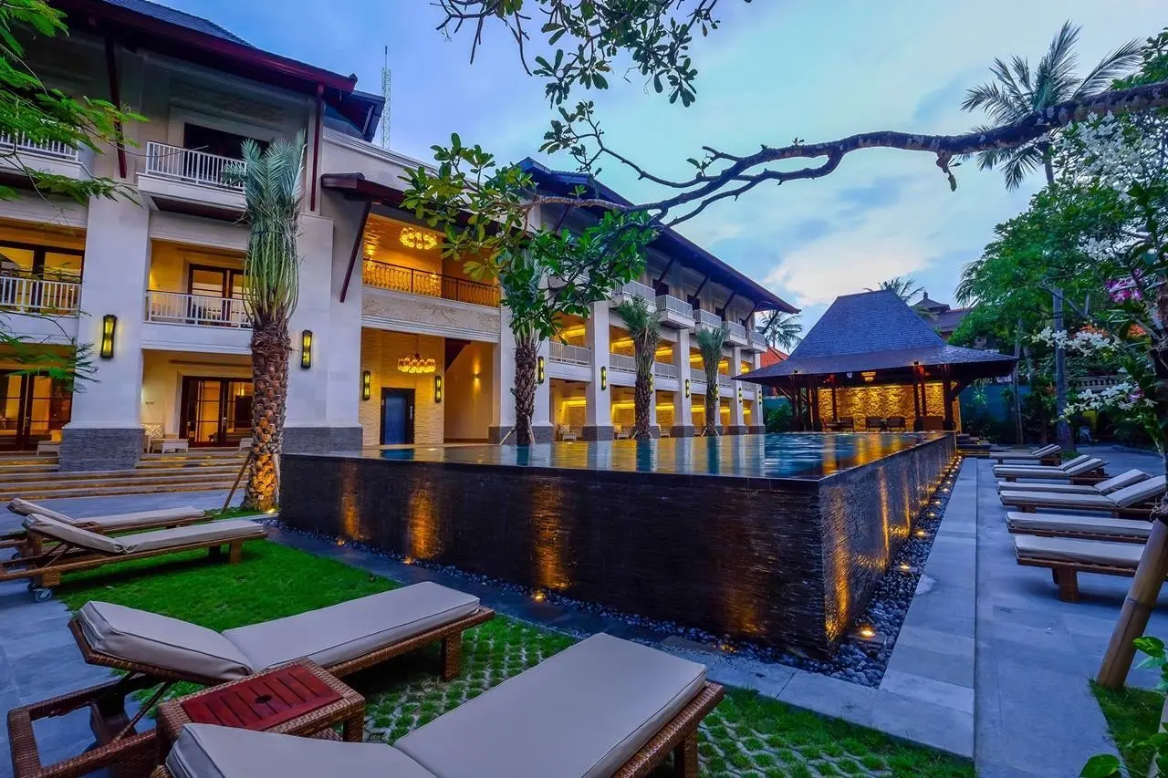 Basen w hotelu Puri Santrian