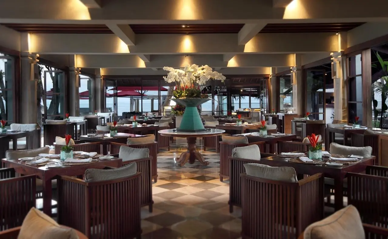 Restauracja i jedzenie w hotelu Puri Santrian
