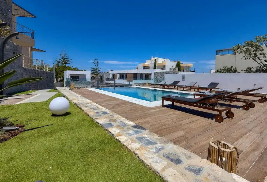 Basen w hotelu Seascape Luxury Residences
