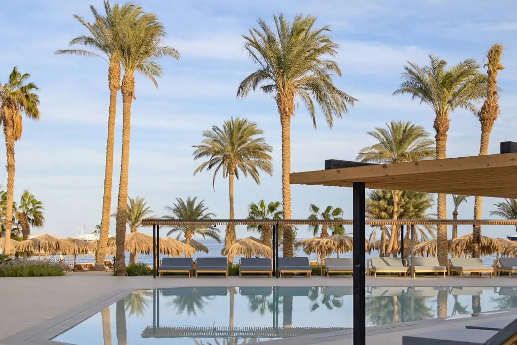 Basen w hotelu Serry Beach Resort